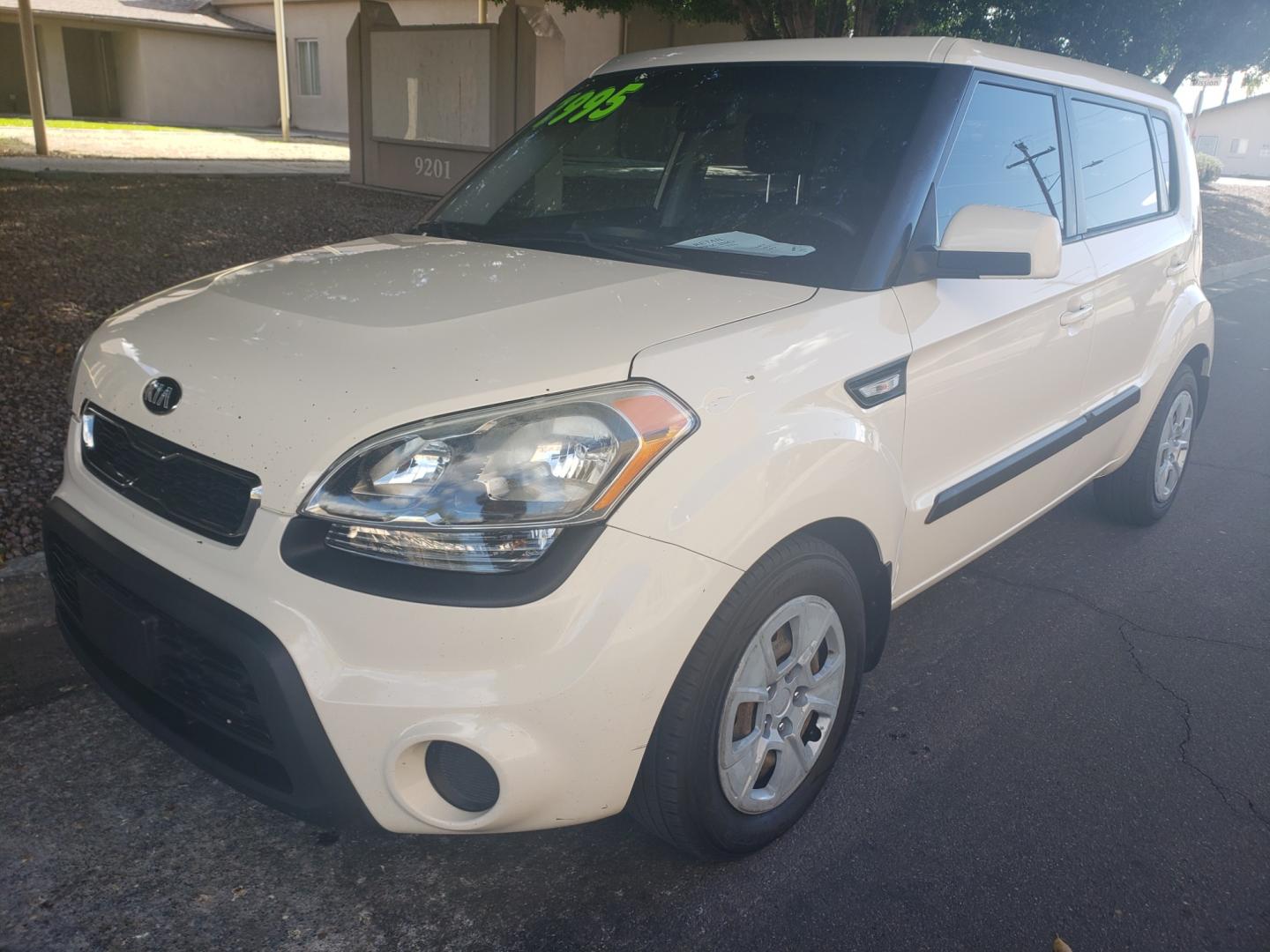 2013 WHITE /black Kia Soul base (KNDJT2A51D7) with an 1.6l i4 engine, 4-Speed Automatic transmission, located at 323 E Dunlap Ave., Phoenix, AZ, 85020, (602) 331-9000, 33.567677, -112.069000 - 2013 Kia Soul,.......EXCELLENT condition, A Real Must See!!.... Ice cold A/C, No accidents, Power everything, Stereo/cd player, Phone sync, Bluetooth, Satellite compatible, Clean black interior with black cloth seats in near perfect condition, power windows, power door locks, clean Arizona title, Ru - Photo#0